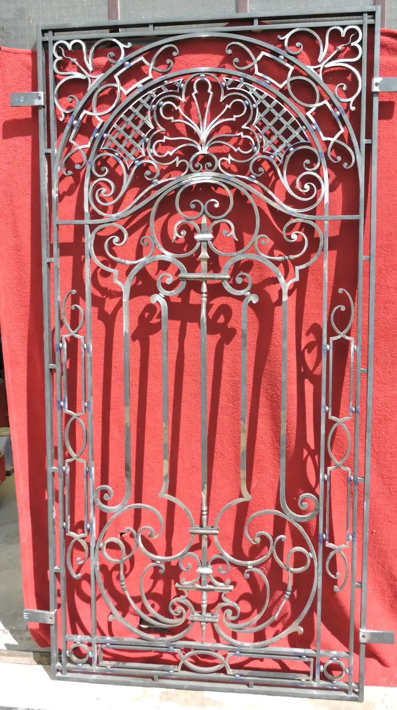 grille de fenêtre ROMA en fer forgé, modèle haut de gamme pour demeures de prestige et châteaux, ferronnerie d’art française, décor forgé à chaud, pièce architecturale de luxe