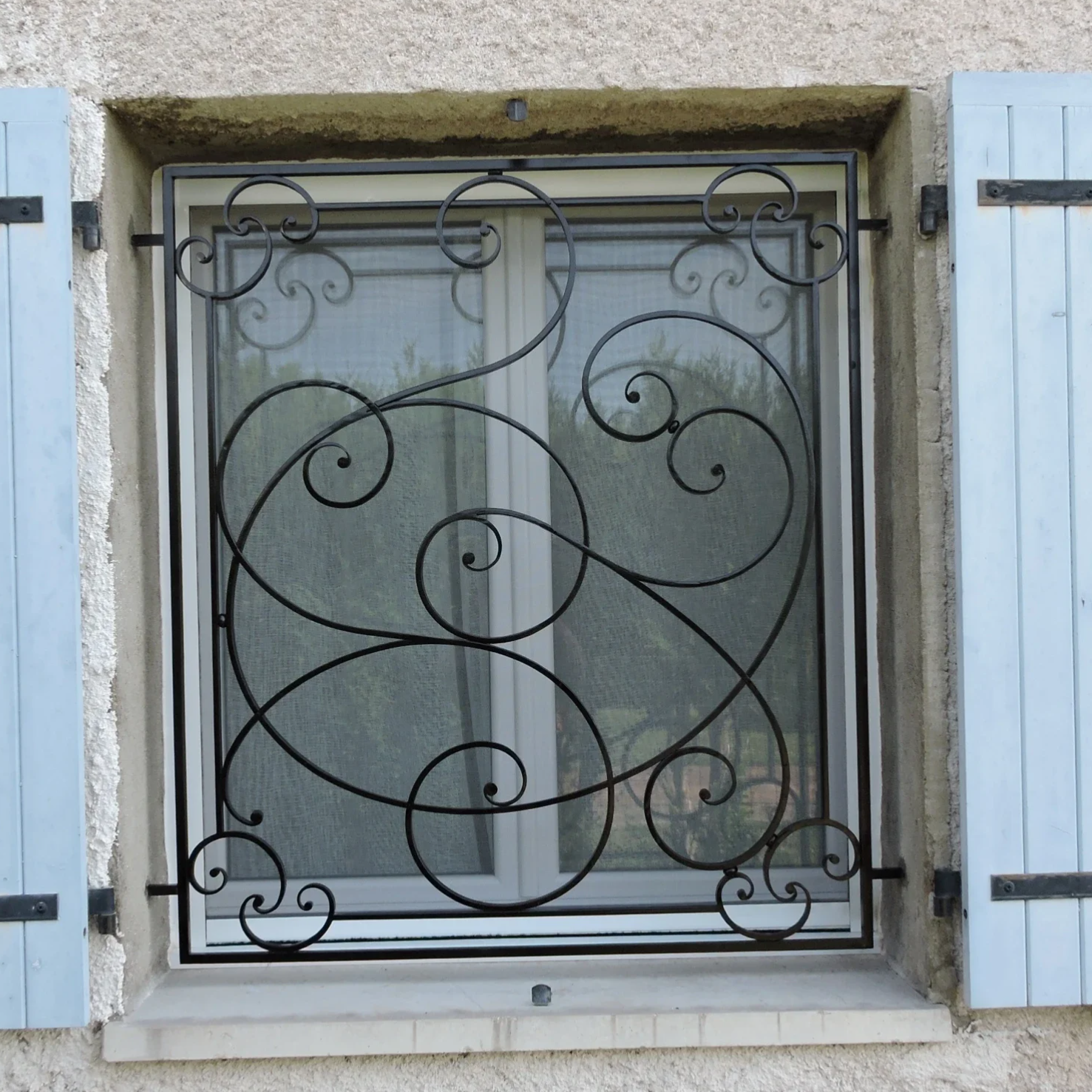Grille de protection de fenêtre style Louis XV en fer forgé