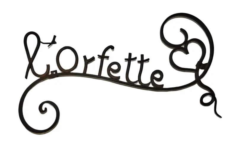 Nom de maison L'Orfette en fer forgé, lettrage artisanal avec volutes décoratives