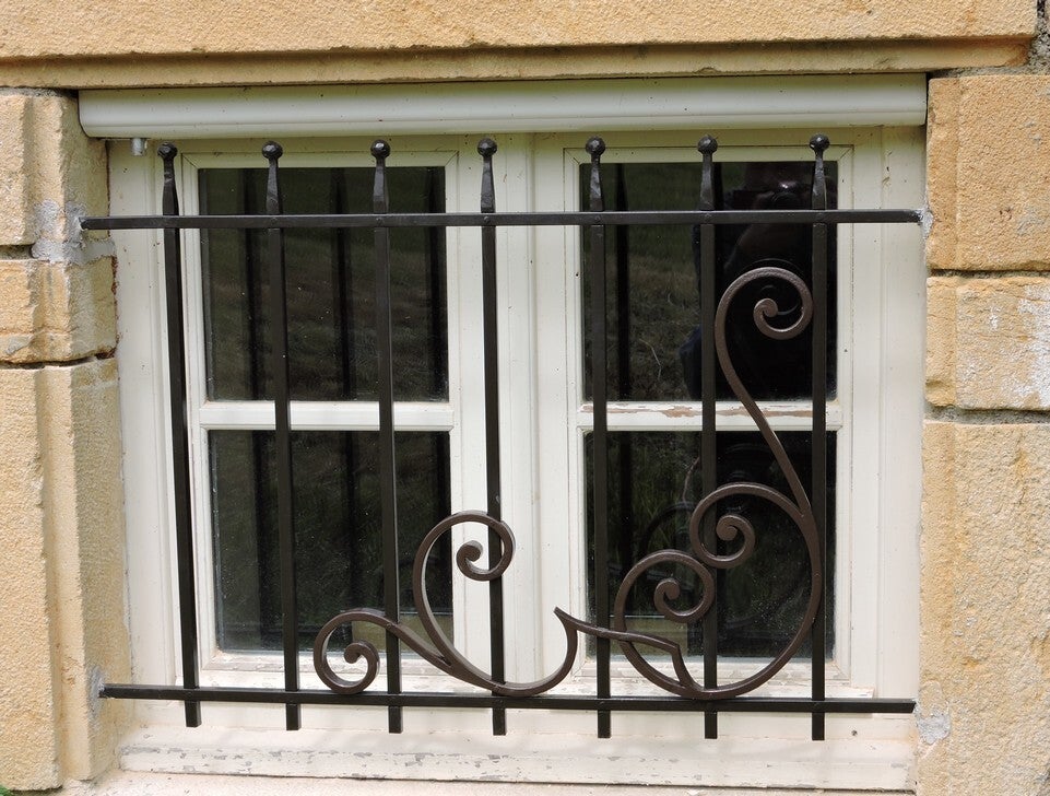 Grille de fenêtre en fer forgé / Ferronneries Extérieures | Ferronnerie