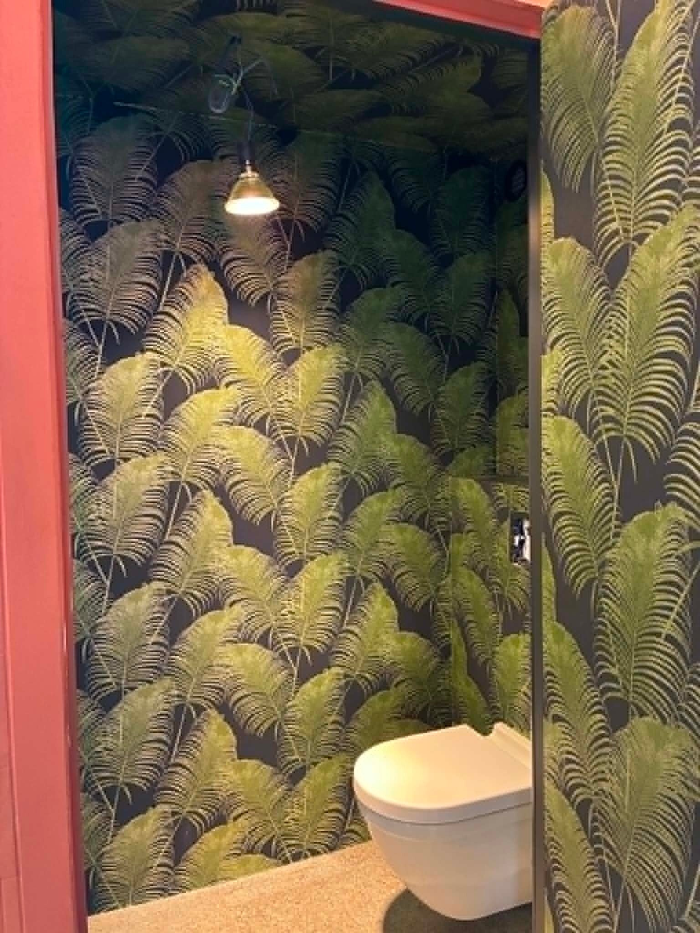 toilet in behangpapier varen