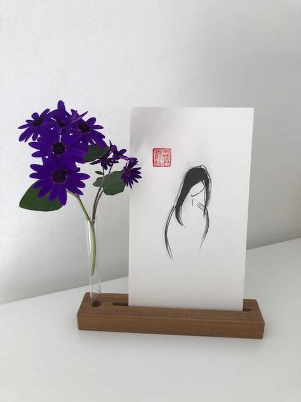 Sumi E werk in houder met bloemenbuisje