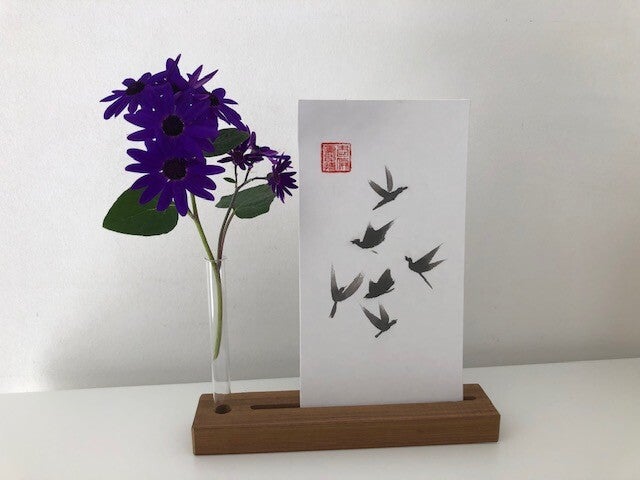 Sumi E werk in houder met bloemenbuisje