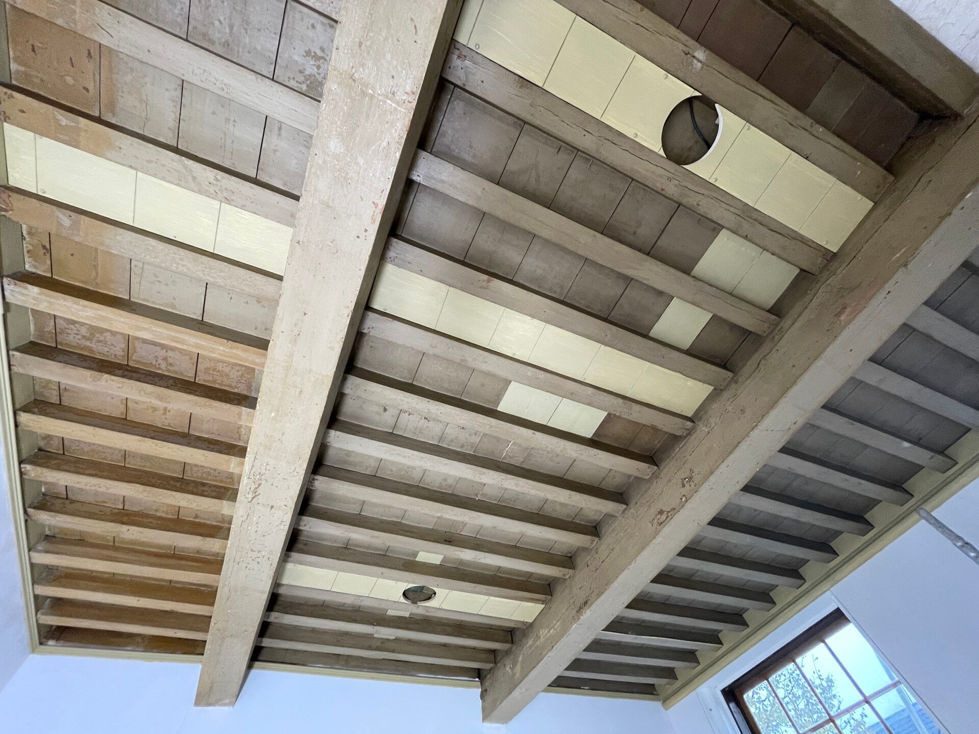 oude geschilderde balken plafond