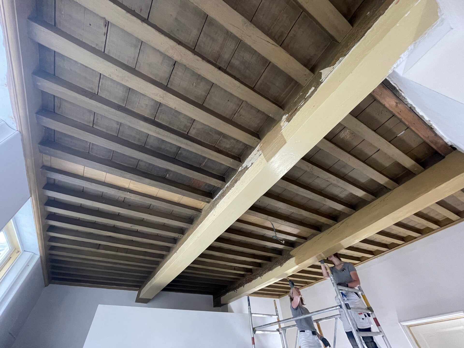 bestaande geschilderde houten plafond aanhelen