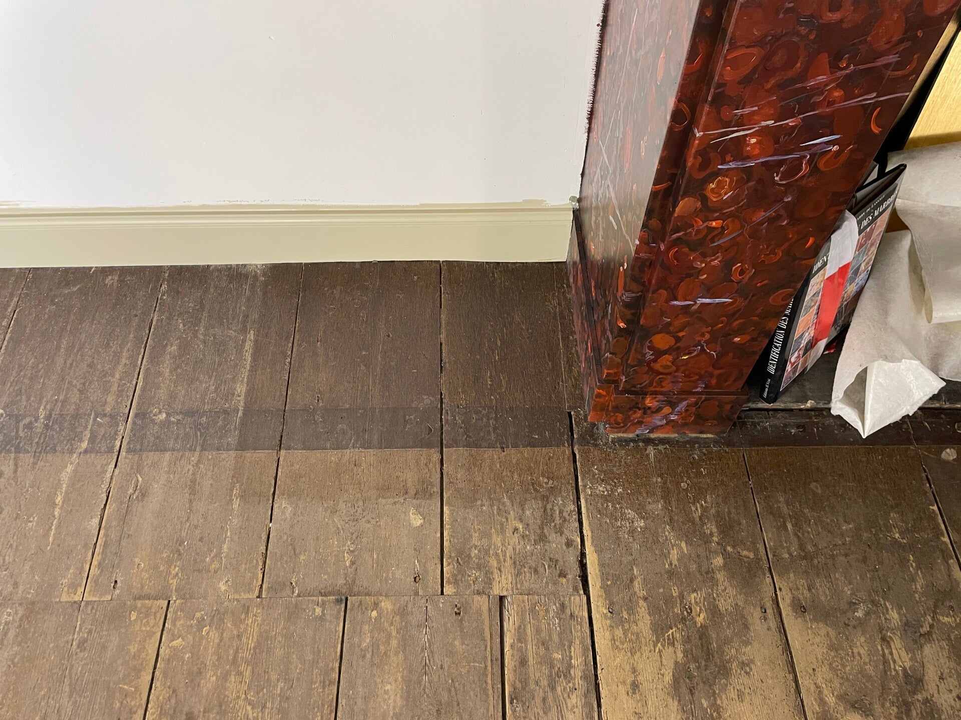 geschilderde houtimitatie op de houten vloer