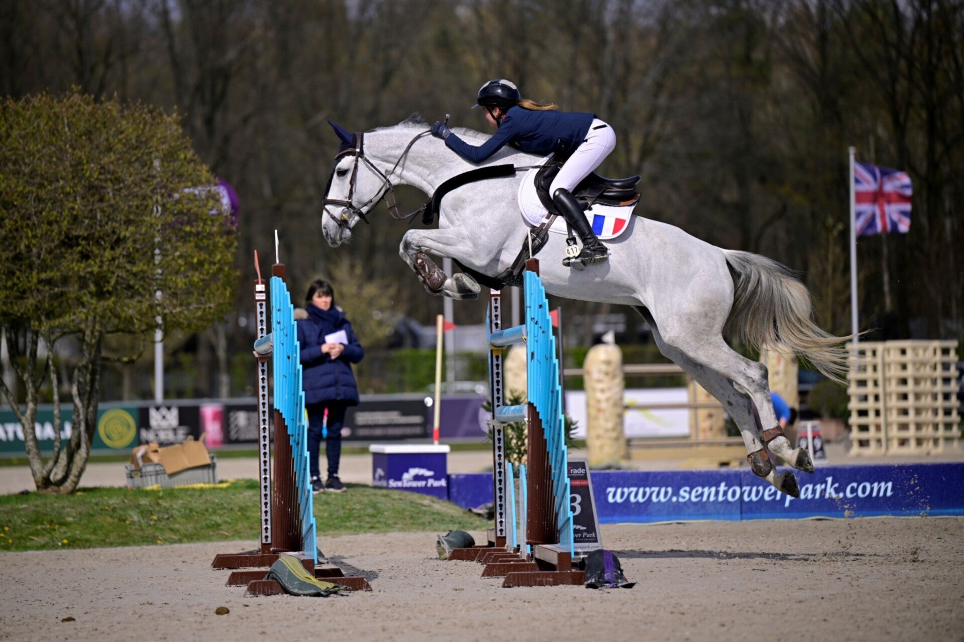 Nous sommes fiers des performances de nos chevaux et de nos cavaliers. Notre adaptabilité et notre engagement envers l'excellence se reflètent dans chaque parcours. Découvrez nos chevaux, leurs résultats et comment nous contribuons à leur réussite.