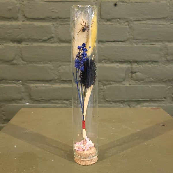 Stolp met droogbloemen en spin