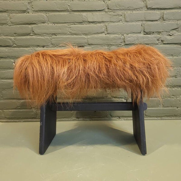 Voeten bankje met schotse hooglander vacht