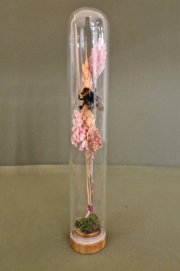 Stolp met hommel en droogbloemen