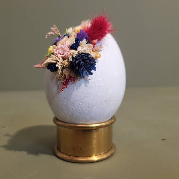 Kroonkraan ei met droogbloemen