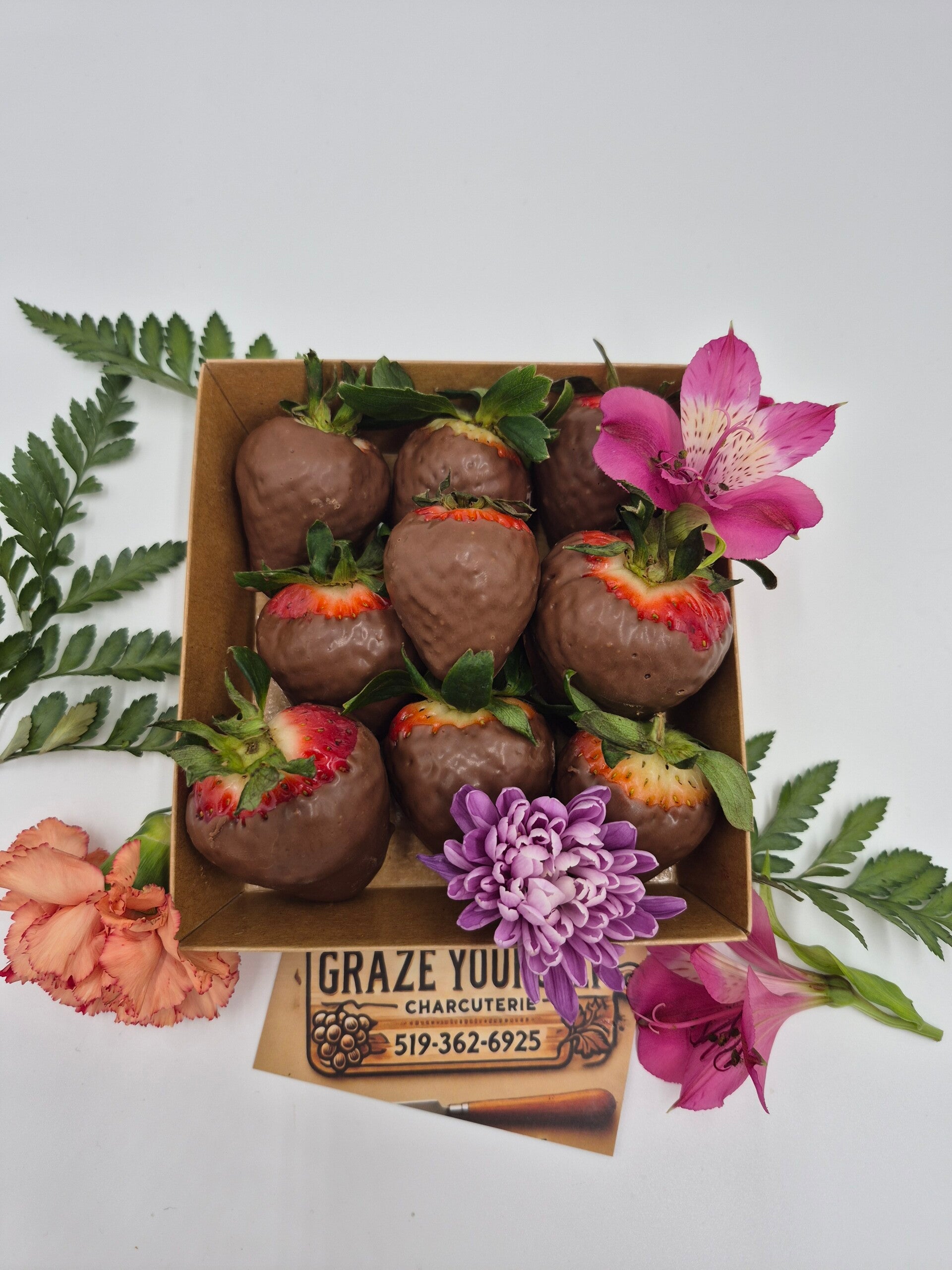 Chocolate-Covered Strawberries 🍓🍫