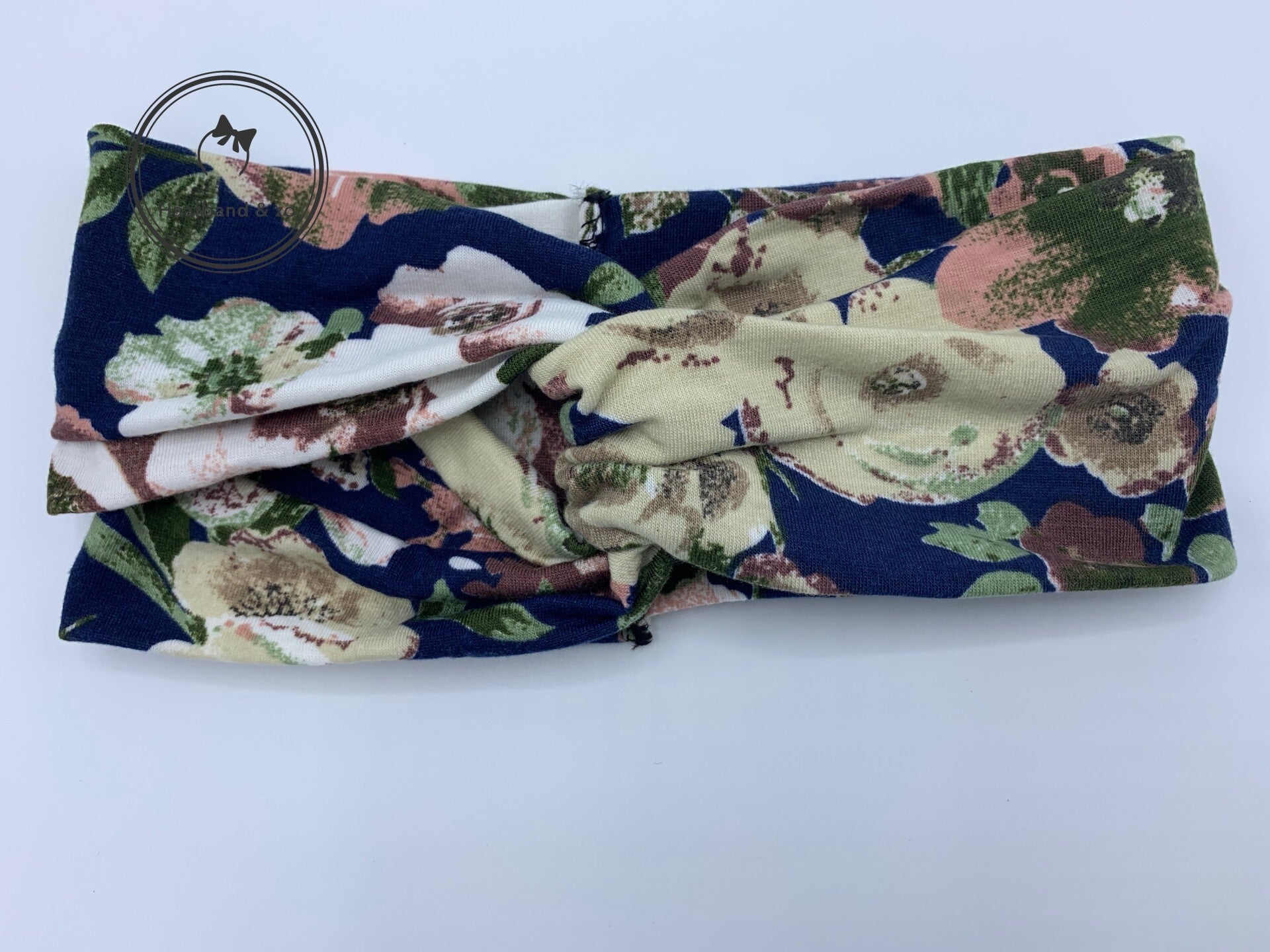 Soepele elastische haarband met twist in tricot, bloemenprint, ondergrond donkerblauw (art.nr. 58-06)