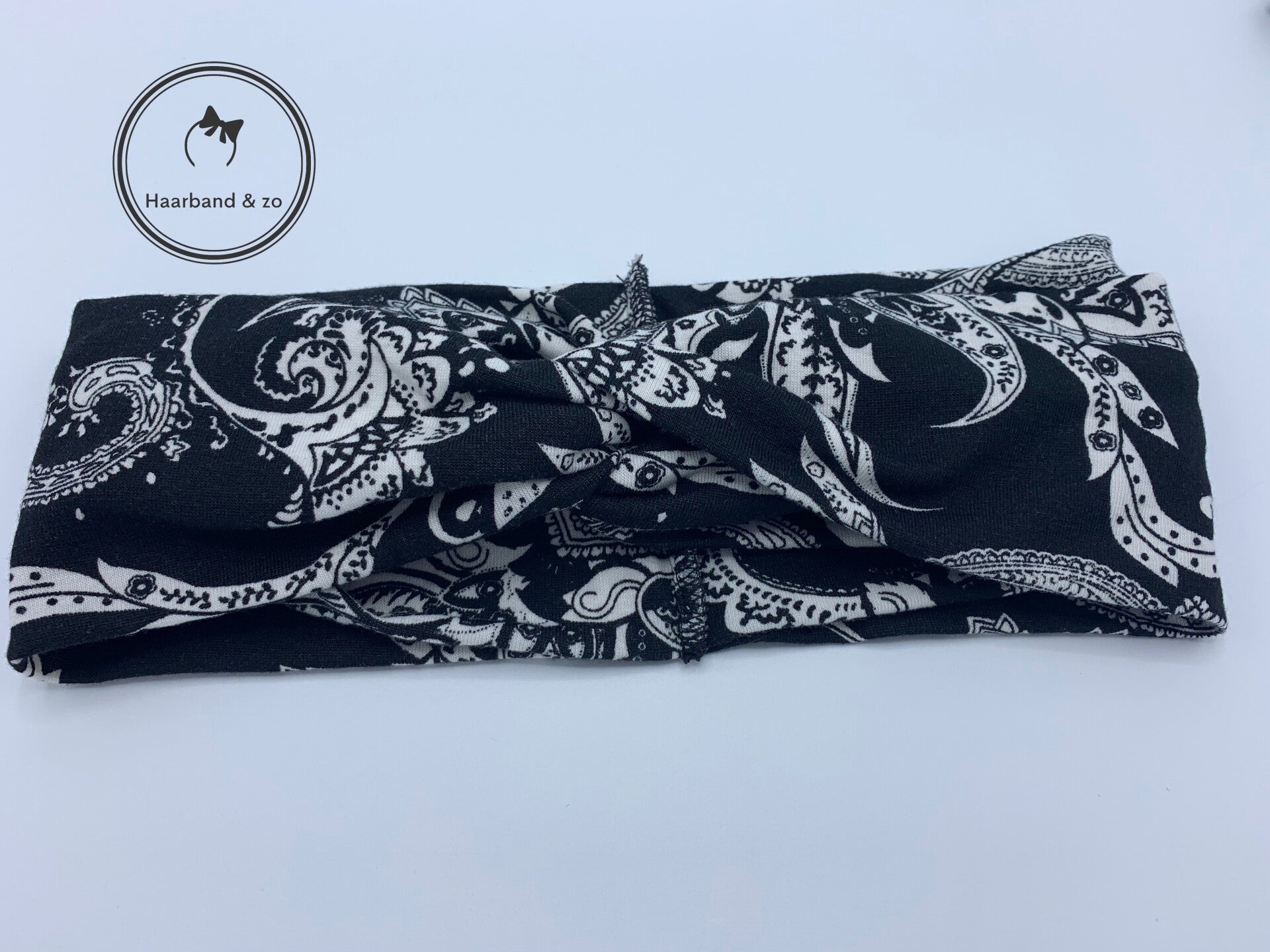 Elastische haarband met twist in kashmir motief, zwart (art.nr. 215-02)