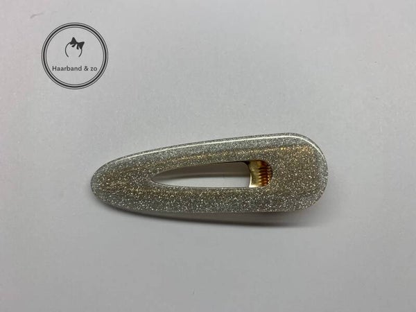 Grote haarclip, druppelvorm, semi-transparant acryl met glittertjes. lichtgrijs (art.nr 111-05)