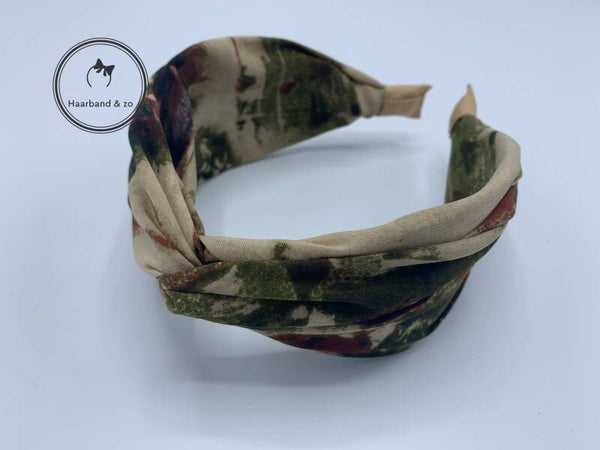 Brede booghaarband met twist in meerkleuren print, mosgroen/beige (art.nr. 115-03)