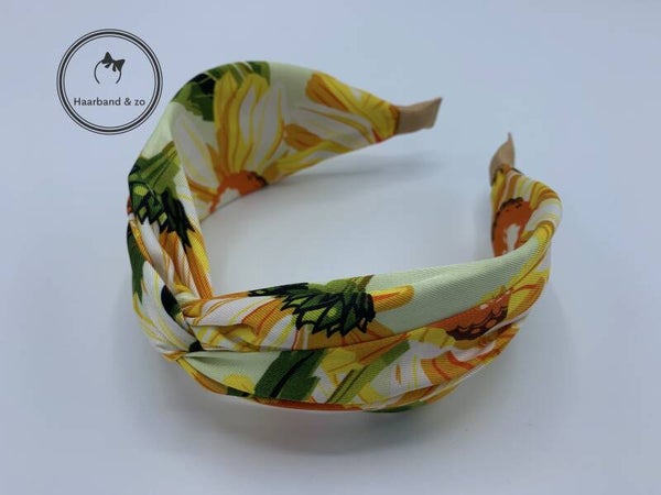 Brede booghaarband met twist in bloemenprint, hoofdkleur geel (art.nr. 123-14)