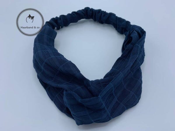 Elastische haarband met twist, van chiffon met blokmotief in de kleur donkerblauw (art.nr. 125-09)
