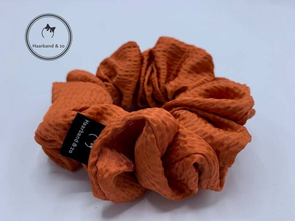 Haarband & zo, grote scrunchie van wafel-satijn in een warme oranje kleur (art.nr. 130-04)