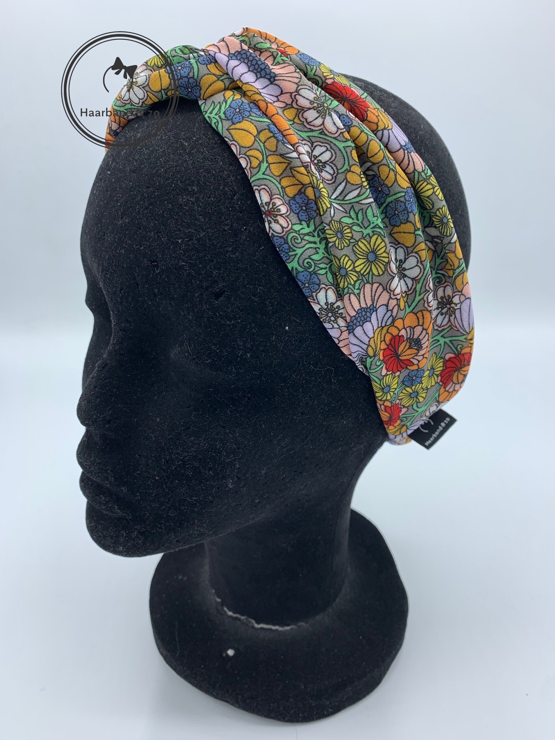 Haarband & zo, Haarband met twist en elastische band in fleurige bloemenprint met grijze ondergrond. (art.nr. 132-04)