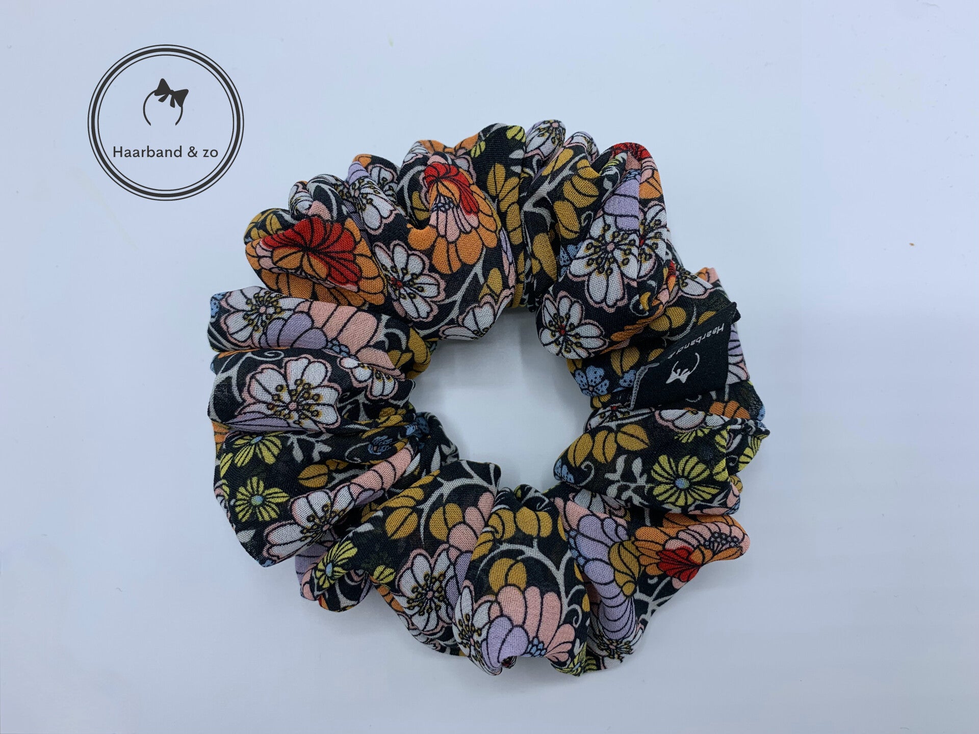 Haarband & zo, Scrunchie van chiffon in fleurige bloemenprint met zwarte ondergrond (art.nr. 132-07)