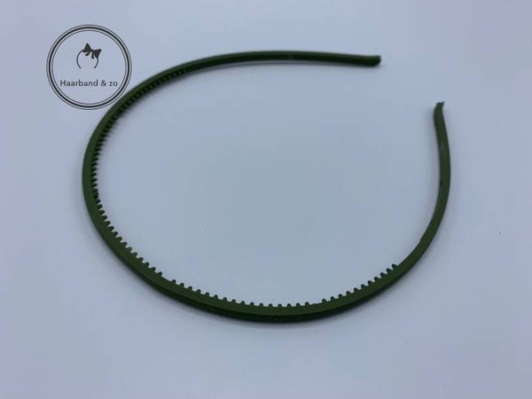 Dunne plastic haarband met tandjes, in mat mosgroen (art.nr. 149-06)
