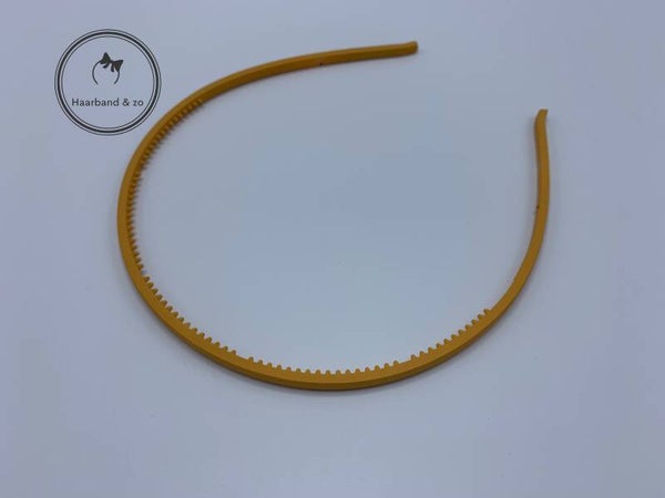 Dunne plastic haarband met tandjes, in matgeel (art.nr. 149-08)