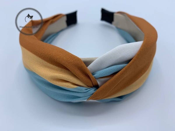 Brede satijnen haarband met twist, gestreept, khaki/beige/blauw (art.nr 155-03)