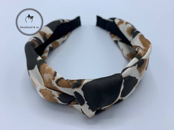 Satijnen booghaarband met knoop in bruine print (art.nr. 158-05)