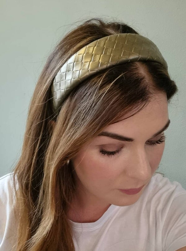 PU-lederen haarband met vlechtpatroon in metallic look, mosgroen (art.nr. 161-03)