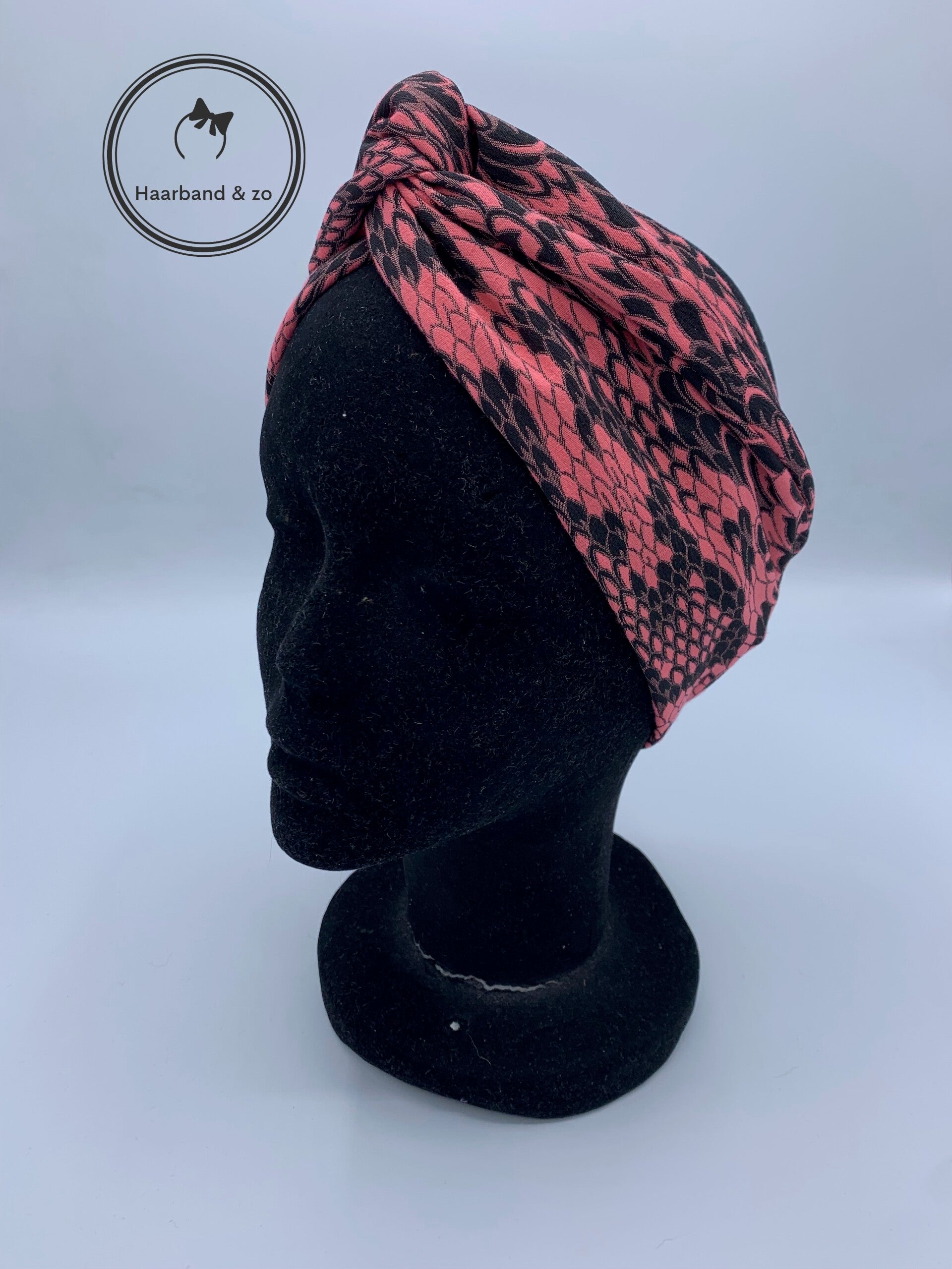 Haarband & zo, Haarband met ijzerdraad in schubben print licht neon roze met zwart (art.nr. 163-02)