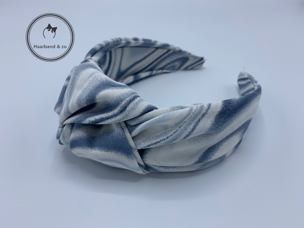 Extra brede booghaarband met knoop in ijsblauwe marmerprint (art.nr. 168-01)