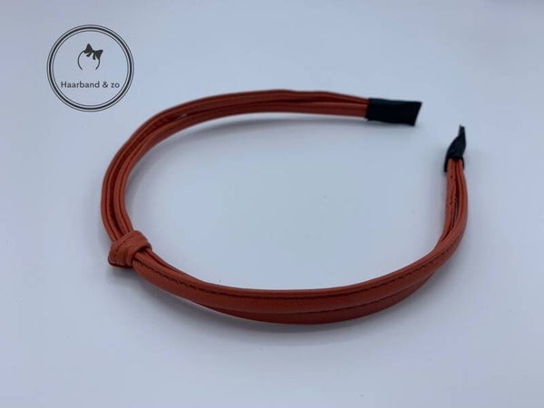 Smalle dubbele haarband van PU-leer met knoopje in de kleur steenrood (art.nr. 172-02)