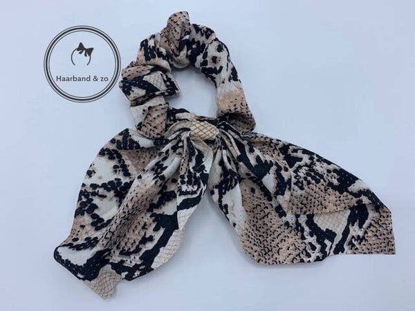 Scrunchie met strik in beige/zwart slangenprint (art.nr 191-02)