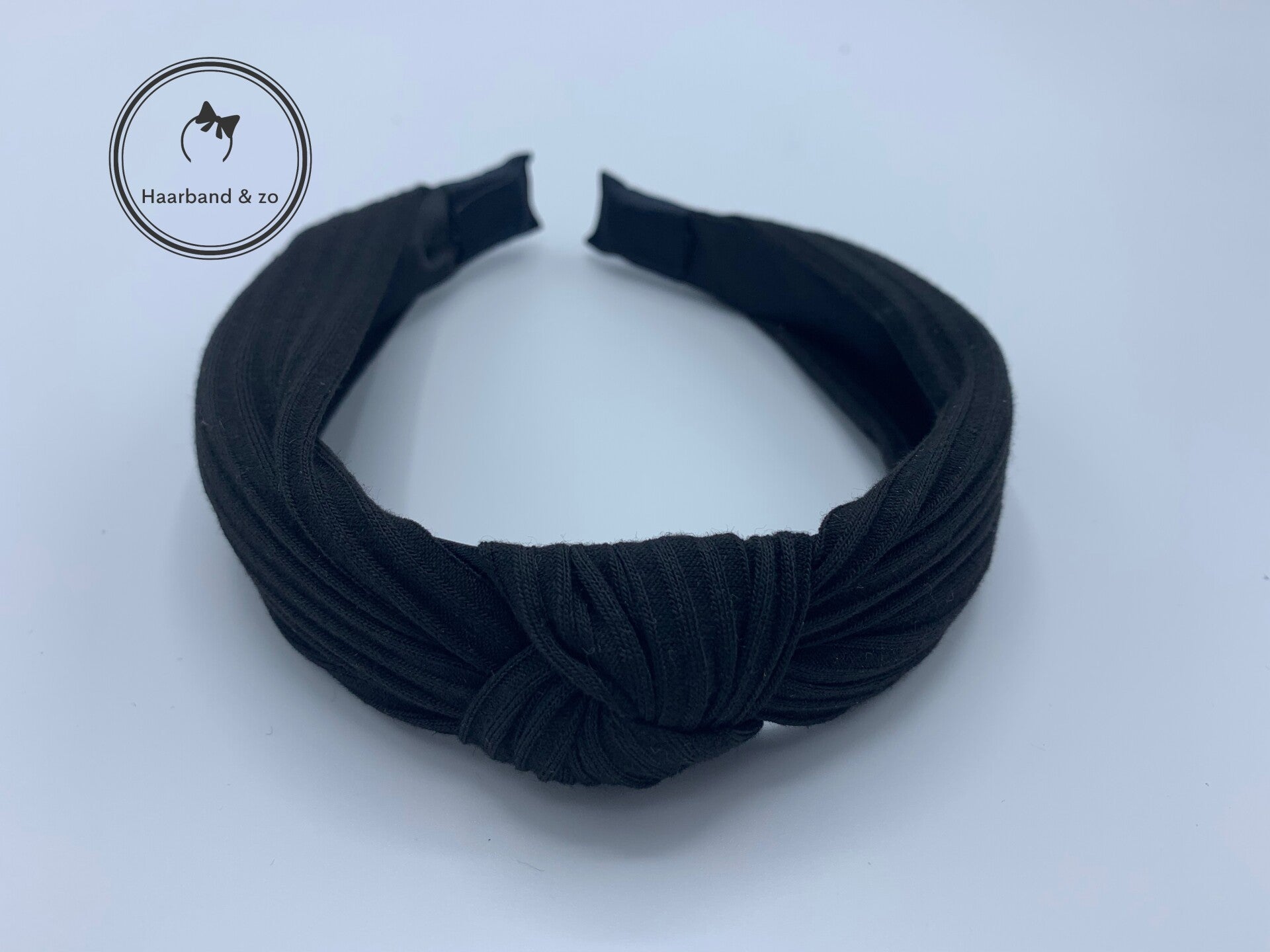 Basic booghaarband in ribbeltricot, met knoop, in de kleur zwart art.nr. 45-09)