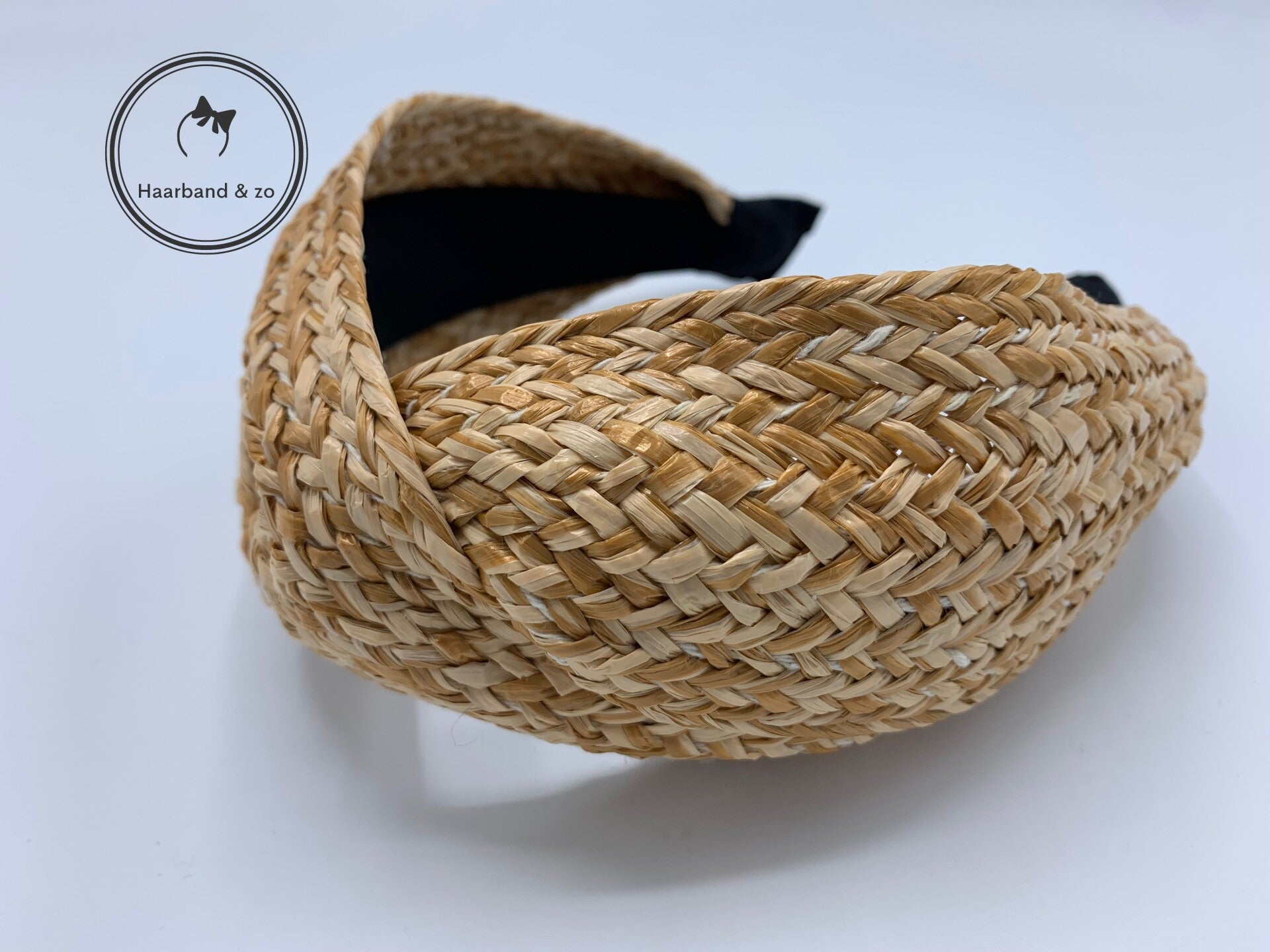 Brede booghaarband met twist, van gemixt riet in beige tinten (art.nr. 216-01)