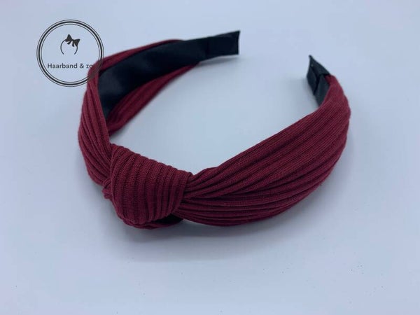 Basic booghaarband in ribbeltricot, met knoop, in de kleur wijnrood (art.nr. 223-04)