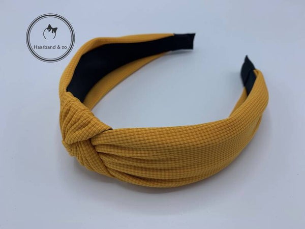 Brede haarband met knoop van satijn in wafelpatroon, okergeel (art.nr. 225-02)