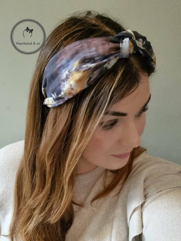 Brede booghaarband met knoop, Chiffon, meerkleurige print met donkergrijze ondergrond (art.nr 231-01)