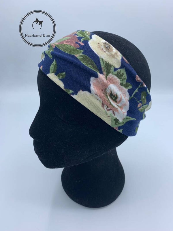 Elastische haarband zonder knoop of twist in bloemenprint met blauwe ondergrond (art.nr. 232-05)