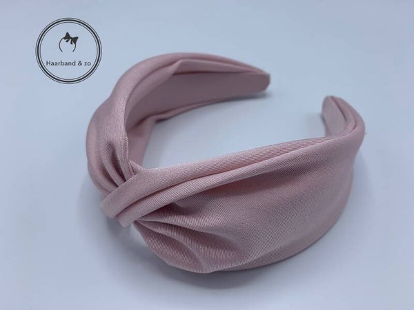 Brede booghaarband van satijn met halve twist in poeder roze (art.nr. 234-02)