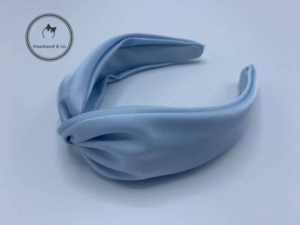 Brede booghaarband van satijn met halve twist in babyblauw (art.nr. 234-03)
