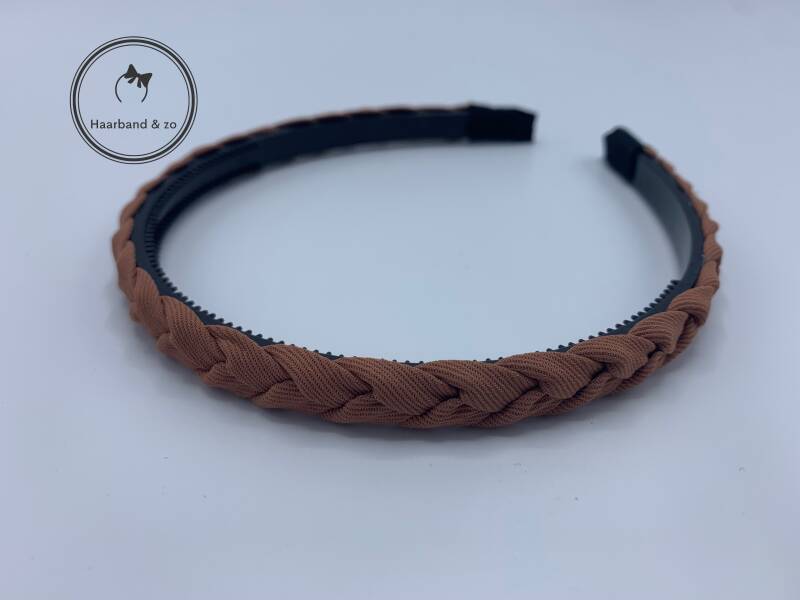 Smalle haarband van gevlochten stof op plastic bandenhaarband in de kleur roestbruin (art.nr. 236-03)