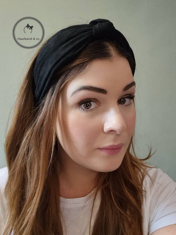 Extra brede booghaarband met knoop, suedelook in de kleur zwart (art.nr. 237-02)