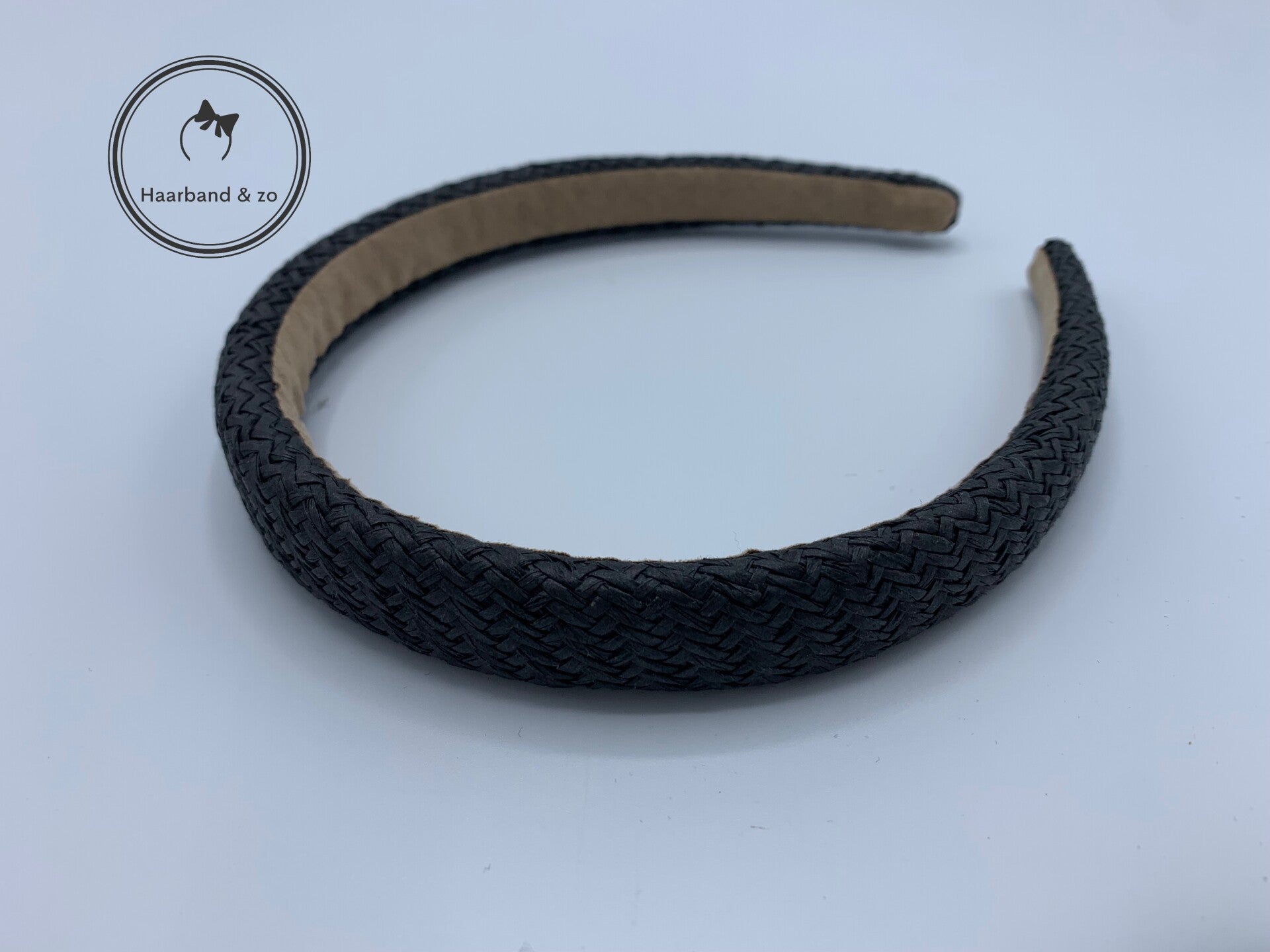 Smalle haarband van riet, in de kleur zwart (art.nr. 239-09)