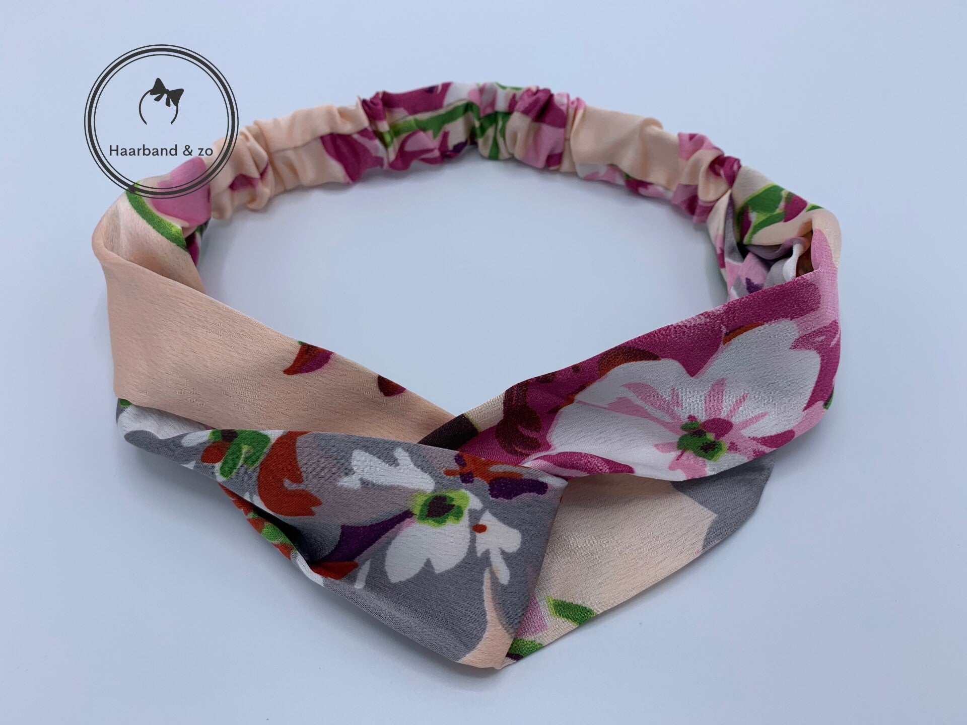Elastische haarband met twist, in roze bloemenprint. (art.nr 120-02)