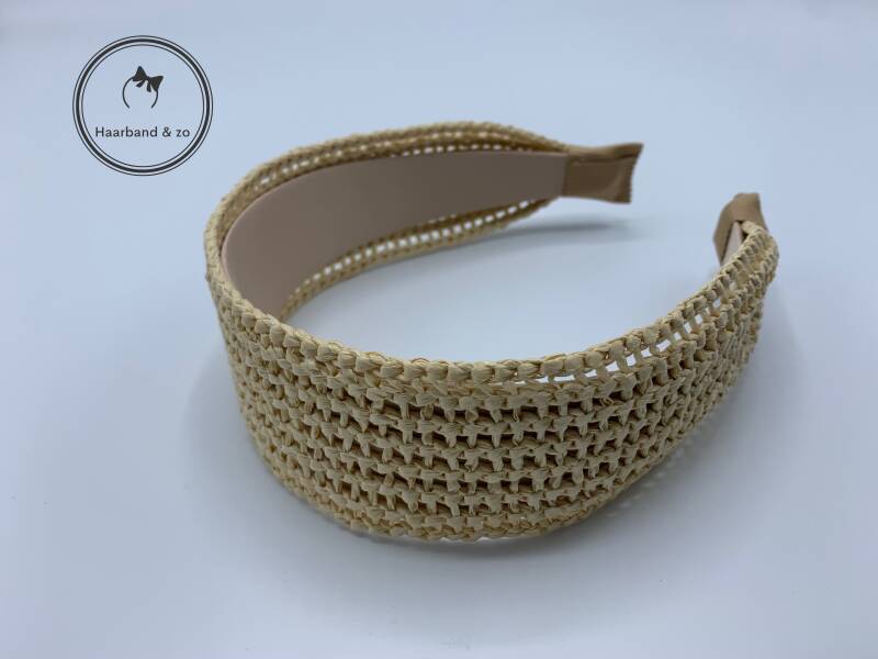 Brede booghaarband zonder knoop of twist gemaakt van riet, in de kleur beige (art.nr. 241-02)