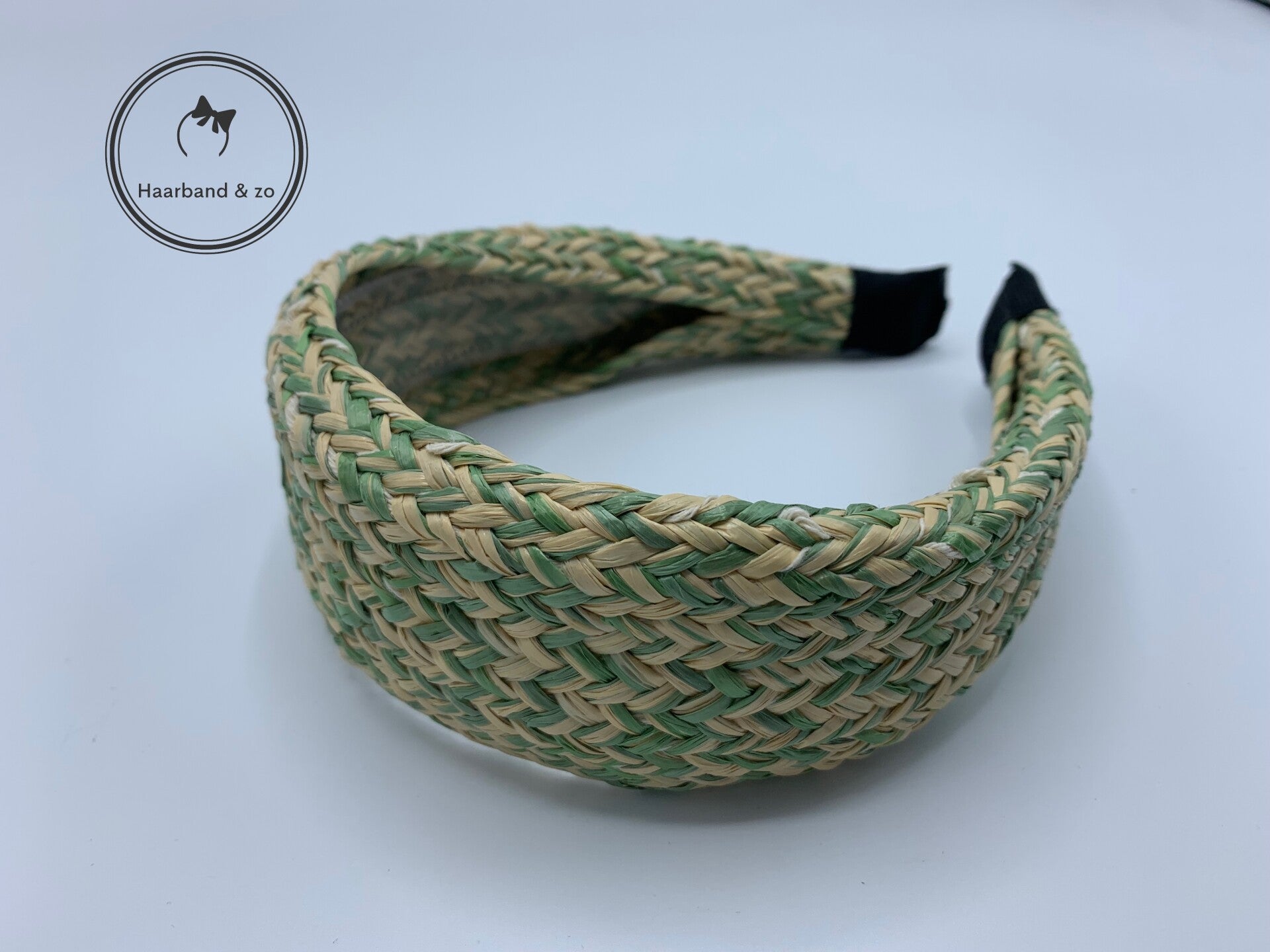 Brede booghaarband zonder knoop of twist, gemaakt van riet gemixt in beige met groen (art.nr. 242-05)