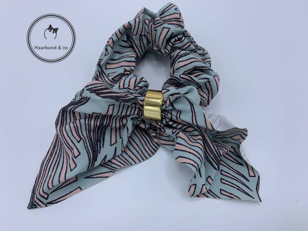 Scrunchie met strik, babyblauw met roze printje (art.nr. 243-01)