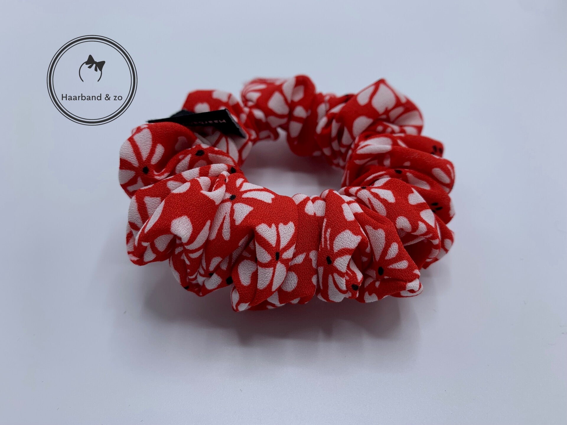 Haarband & zo, Mini scrunchie van chiffon in bloemenprint rood met wit (art.nr. 261-03)